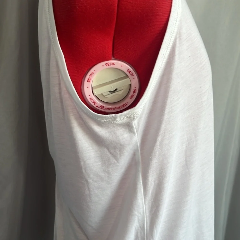 SM196 Old navy active tank top in white with mesh and open. Back detailing - Picture 4 of 8